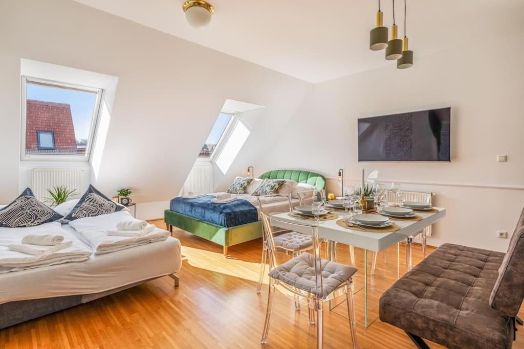 2 Seperate Full / 5 Bedroom / Rooftop / Wien