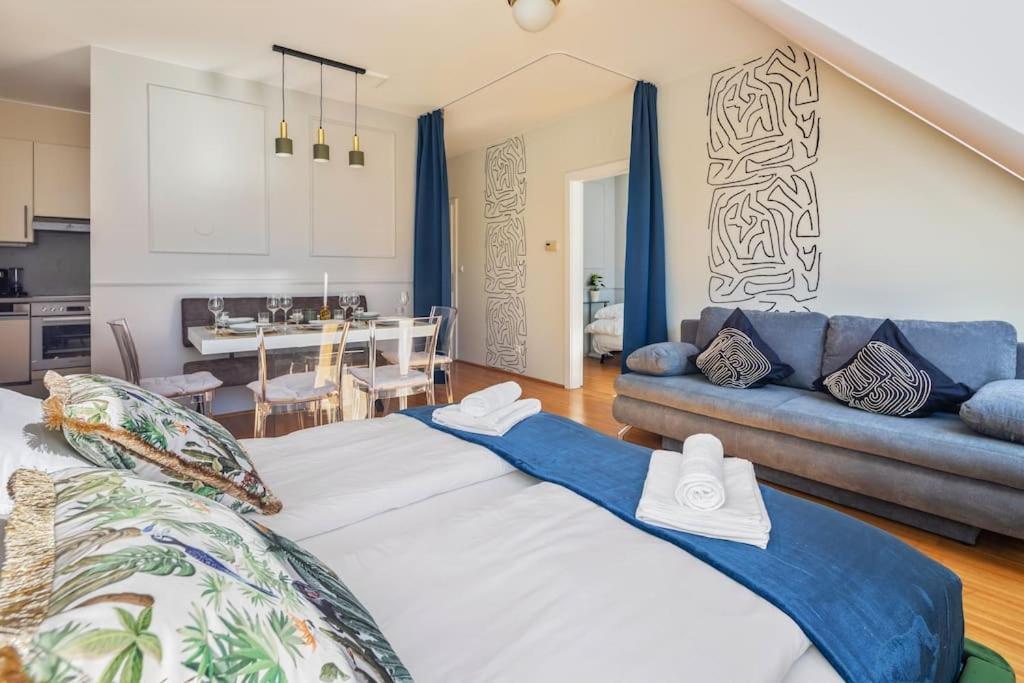 2 Seperate Full / 5 Bedroom / Rooftop / Apartment Wien